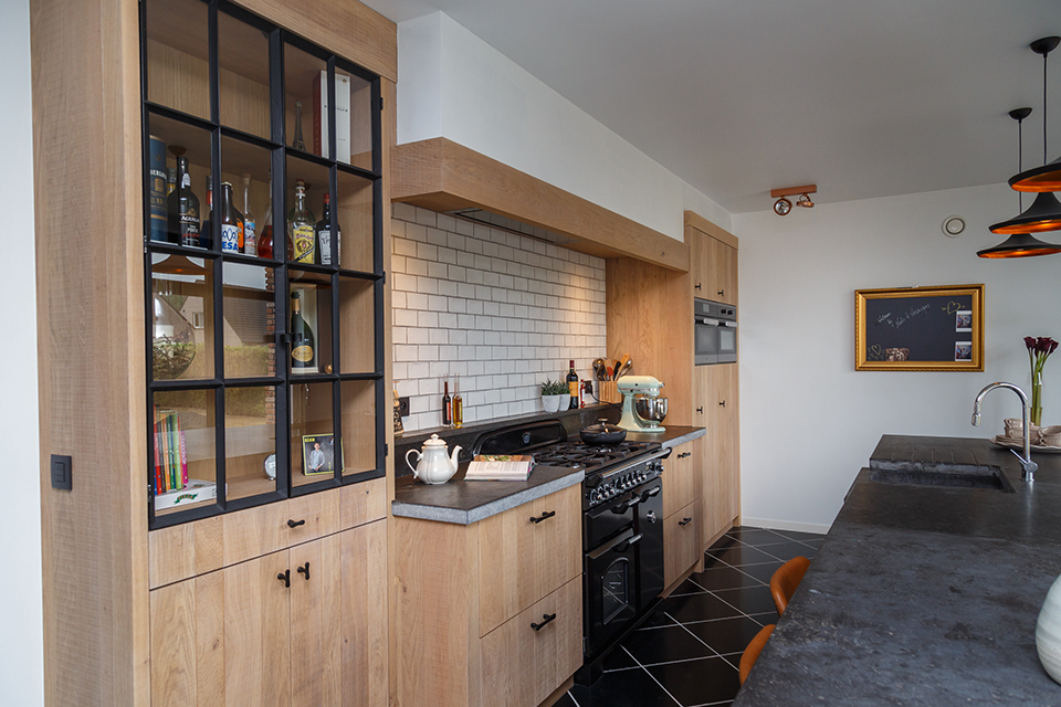 Op maat gemaakte keuken in landelijke stijl. Deze luxe afgewerkte keuken staat in geel.