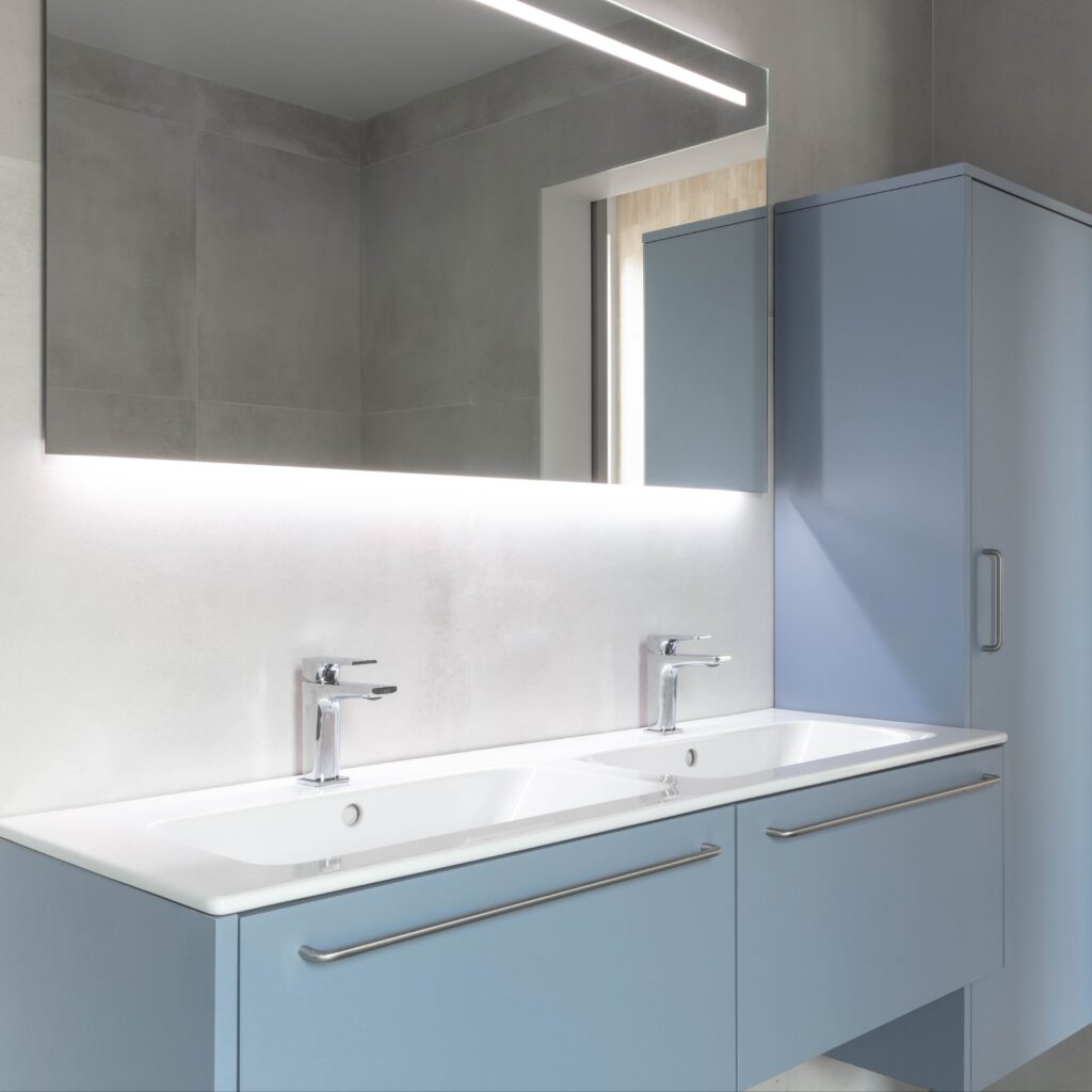 Kleine badkamer met op maat gemaakte meubels in een moderne stijl te Westerlo.