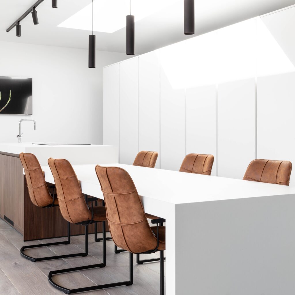 Luxe keuken in aarschot met moderne afwerking in het strak wit.